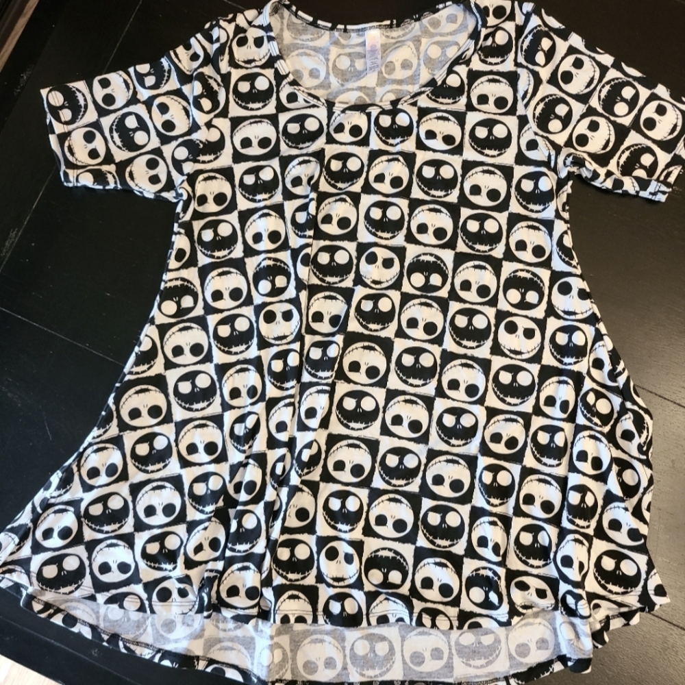 🎃🎅 LuLaRoe Classic T-shirt, size XS